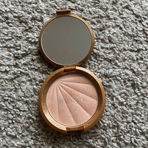 Becca highlighter Champagne pop